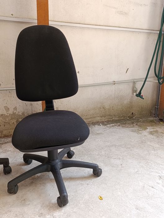 Scaune birou,pantofar etajat. 150 lei.