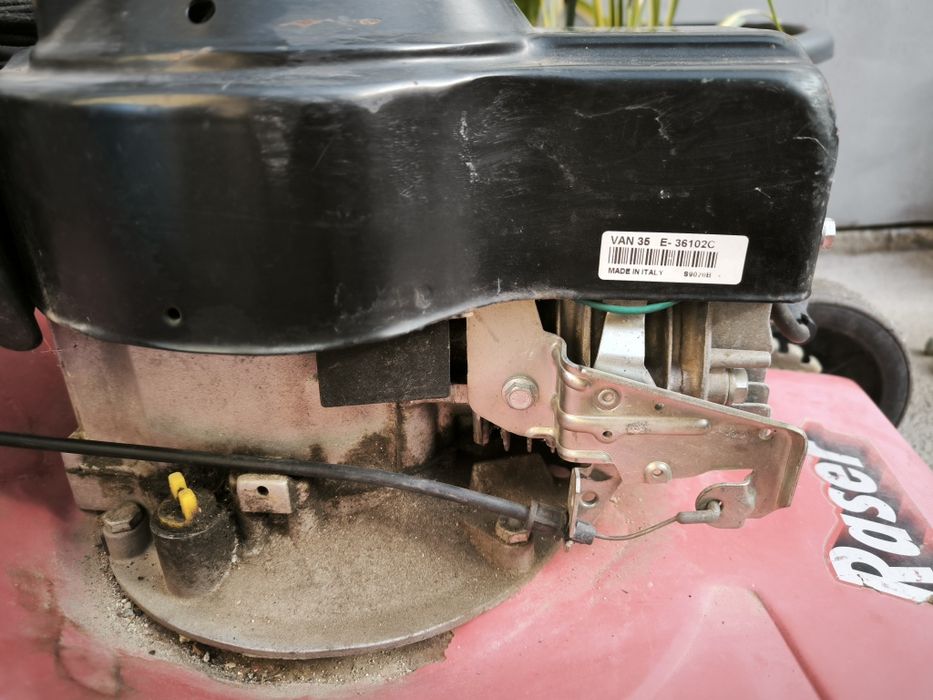 Mașina de tuns iarba Raser