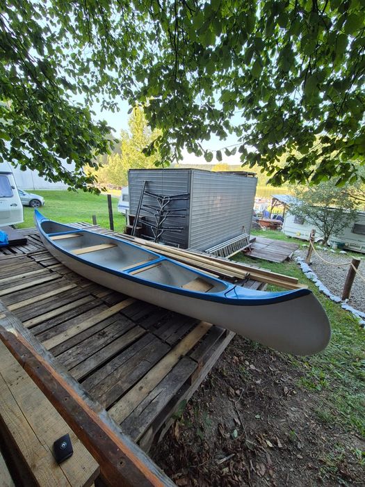 Canoe stabilă și ușor de manevrat – ideală pentru excursii în natură