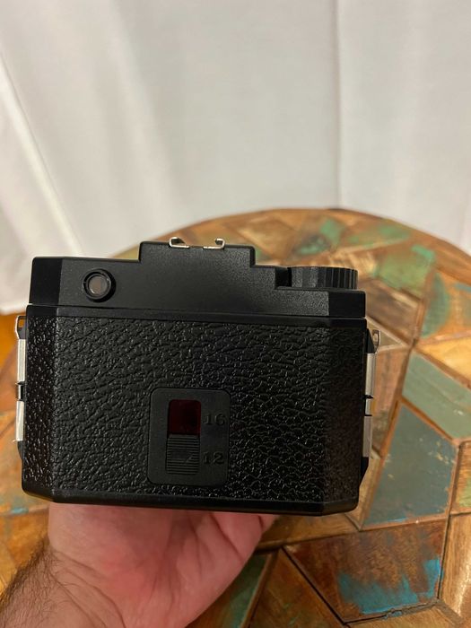 Aparat foto vintage Holga 120N — medium format, efect lo-fi