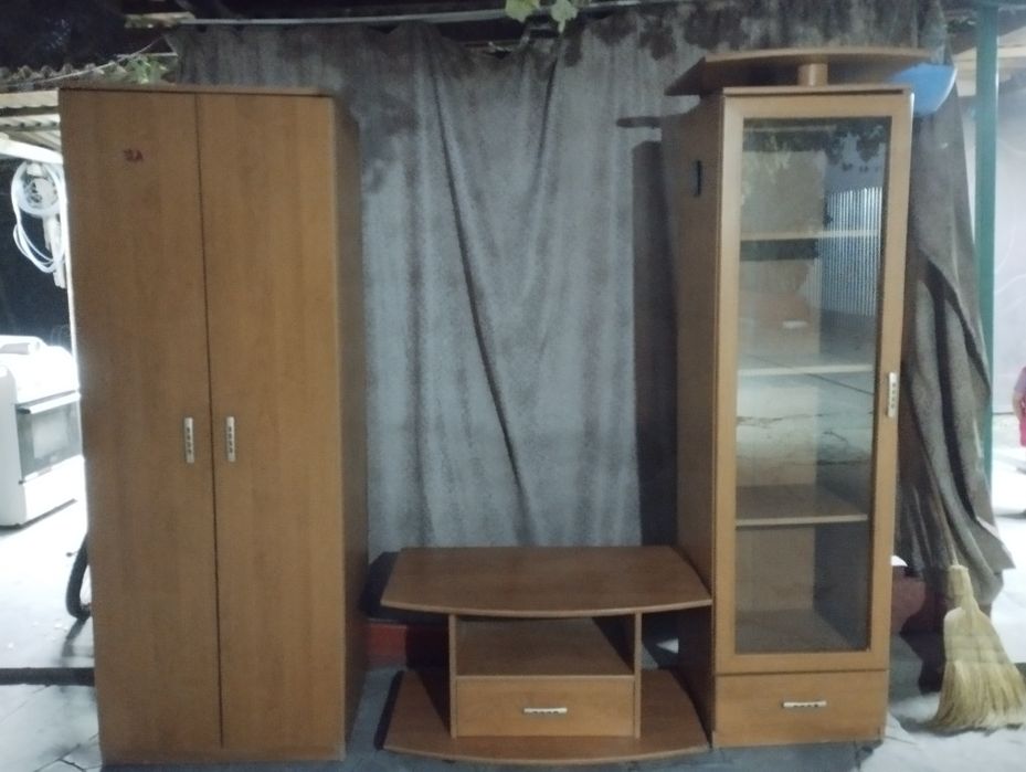 Продам мебель 2 шкафа и тумба .