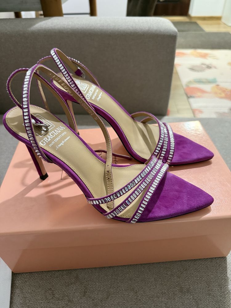 Sandale deosebite accesorizate cu pietre