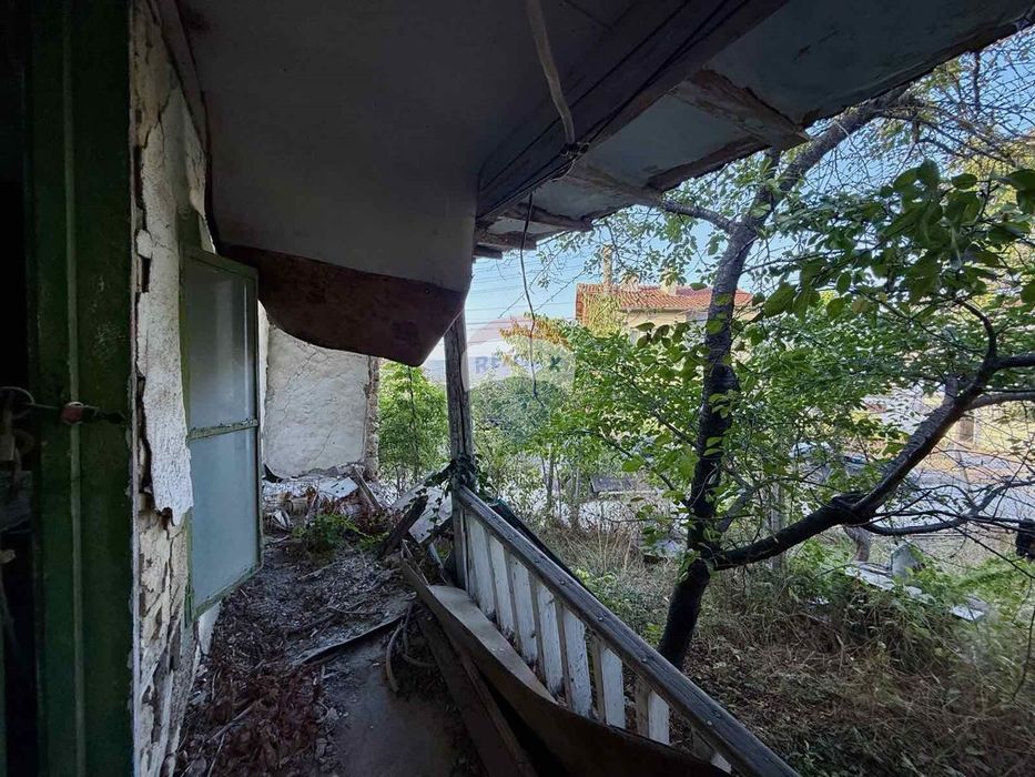 Атрактивен парцел с къща на добра локация за продажба, с. Кранево, Я.