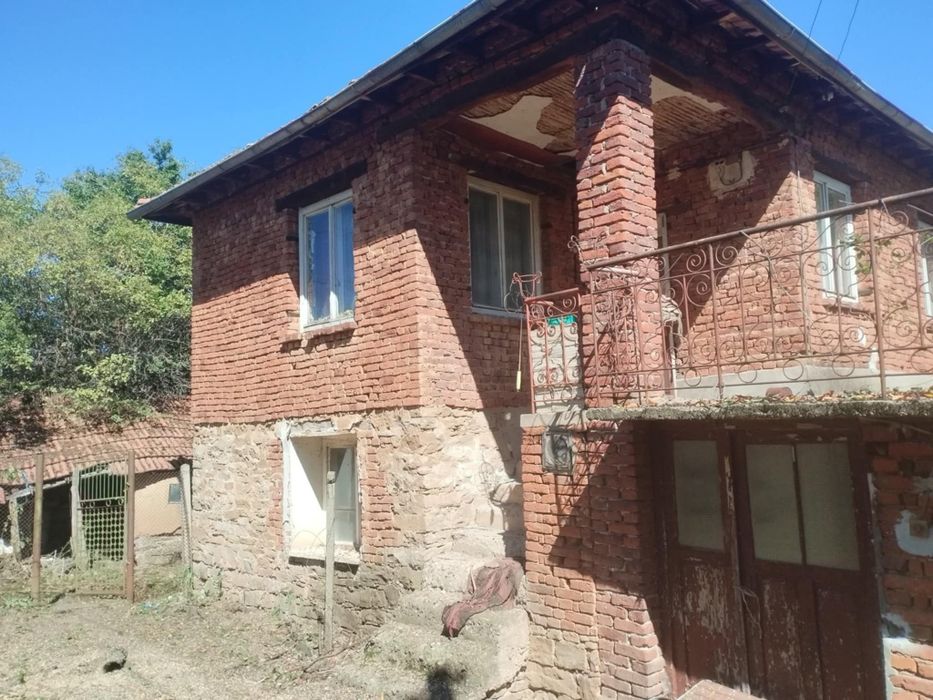 Къща с голям двор