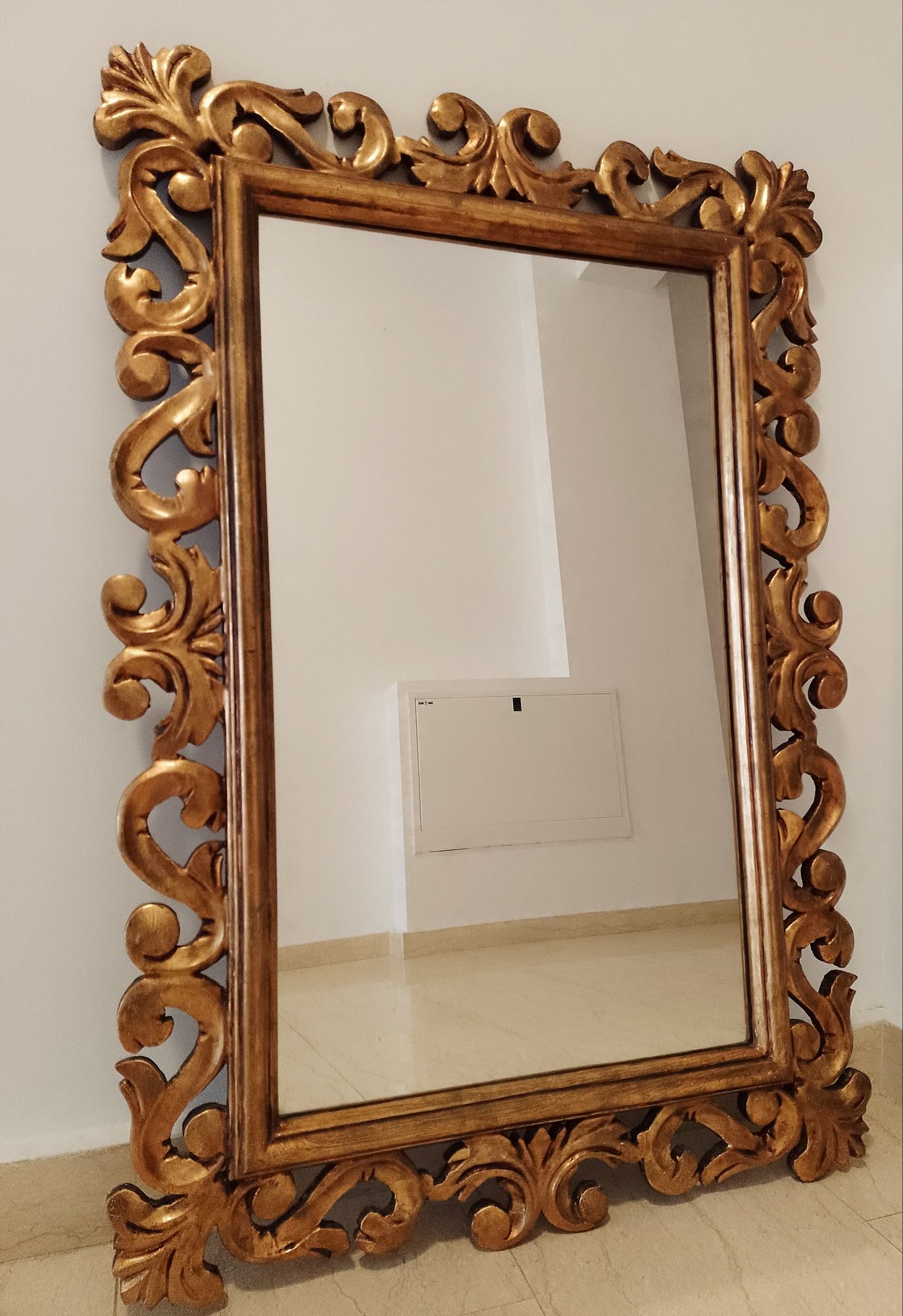 Oglinda antica deosebita cu o rama din lemn masiv sculptata integral m