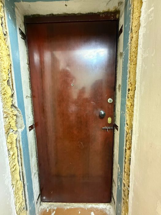 Продам входную металлическую дверь