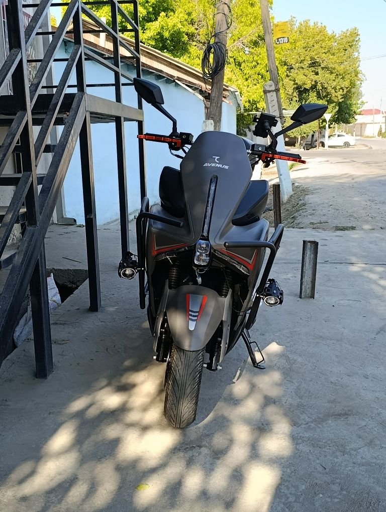 Skuter moto Yangicha dizayin va binzin bilan yuradi