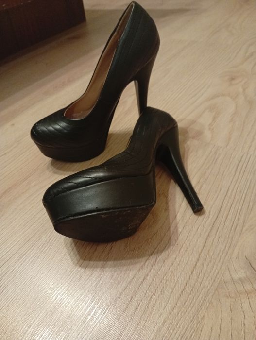 Обувки с висок ток