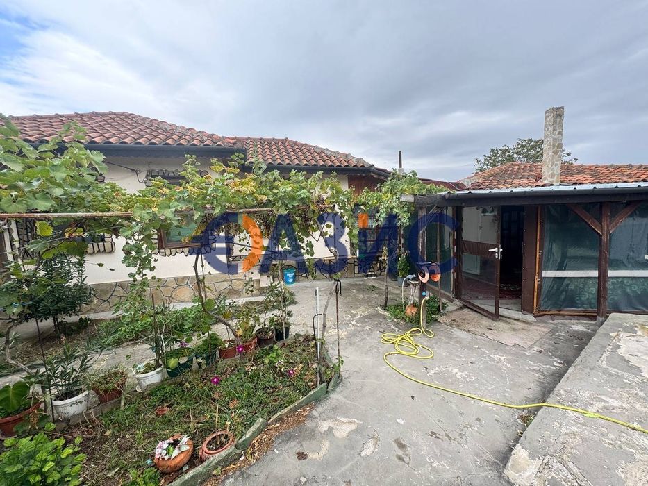 Многостайна къща с басейн в с. Просеник, Общ. Руен, обл. Бургас,