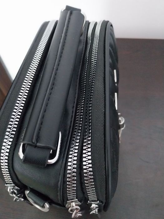 Малка черна чанта