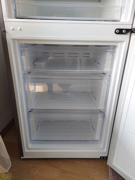 Продавам хладилник Samsung