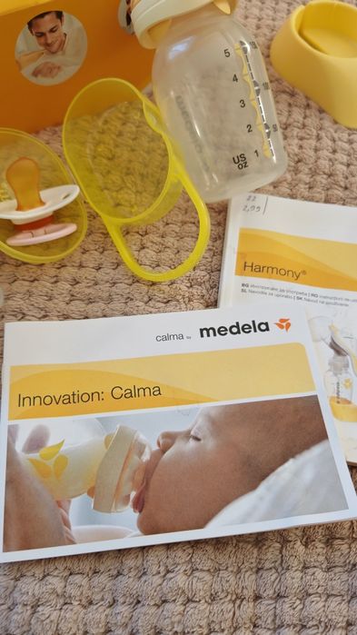 Ръчна помп за кърма Medela Harmoni с биберони Calma и подаръци