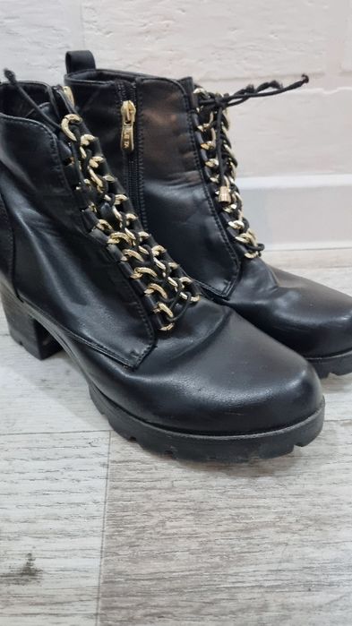 Продам зимние кроссовки женские и ботильоны осенние  39-40 размер