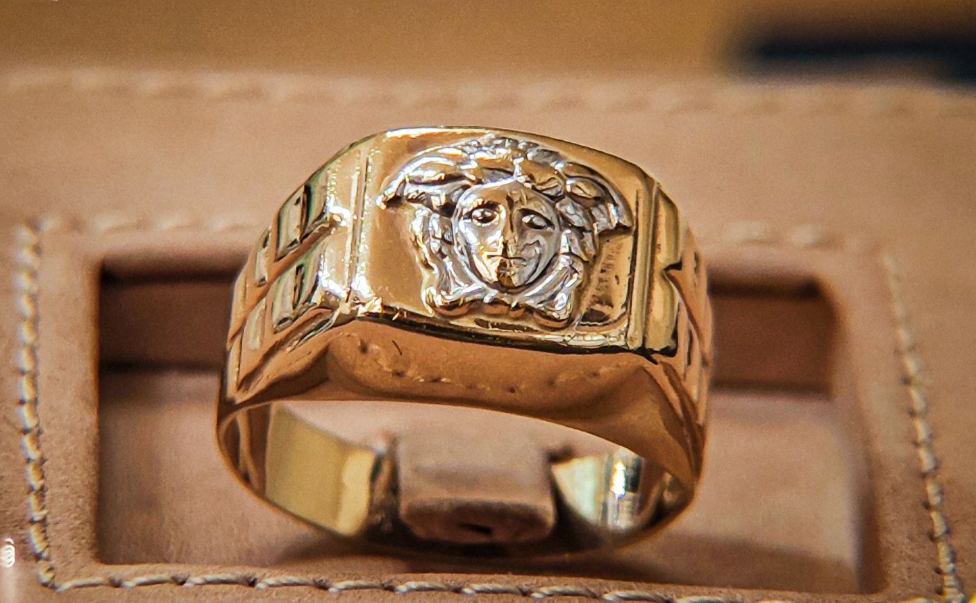 Продавам златен пръстен Versace