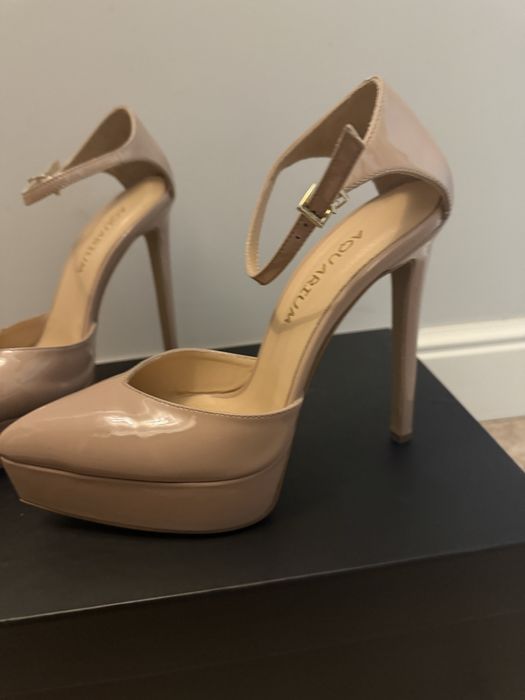 Елегантни обувки от естествен лак на висок ток и платформа.