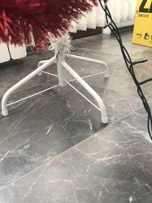 Коледна бяла елха с играчки