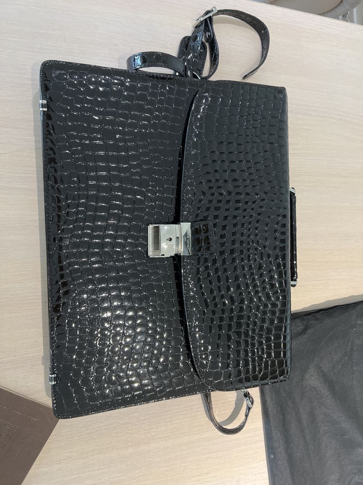 Портфель из крокодильей кожи, Pierre cardin новый, куплен в Дубае.