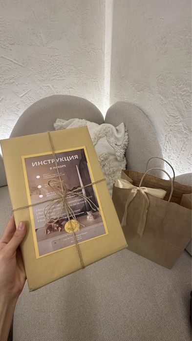 Отпечаток рук на холсте