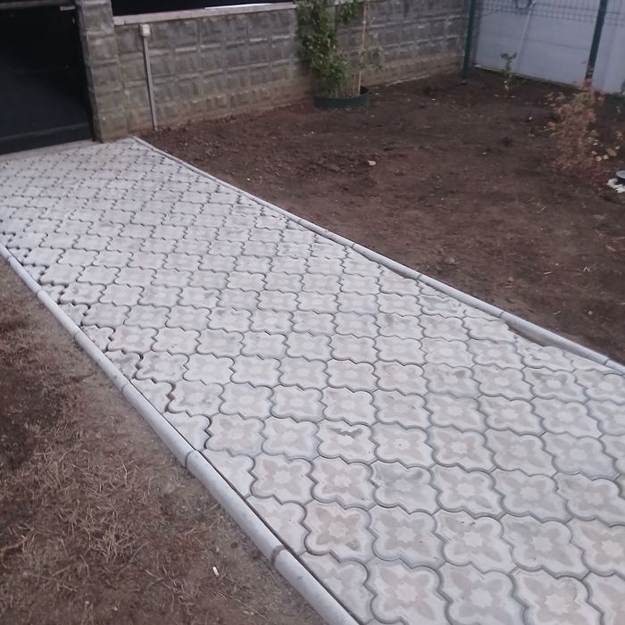 Pavaj curte cu model și borduri