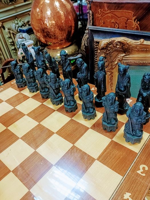 Старинен шах,с будистки фигури!