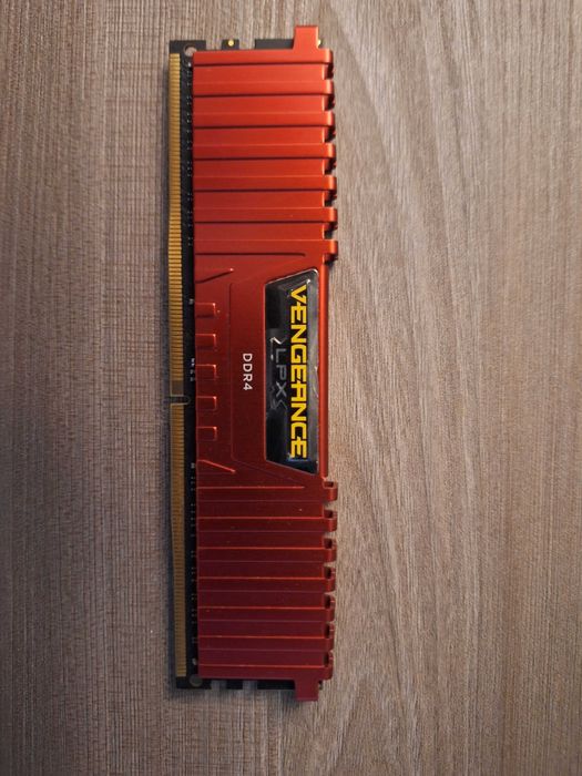 1x 16 GB RAM Corsair 2400Mhz