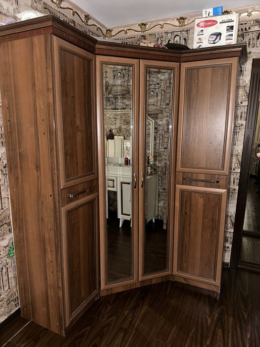 Ugl shkaf sotiladi xolati ideal 140*140 joyga tushadi balandligi 210sm