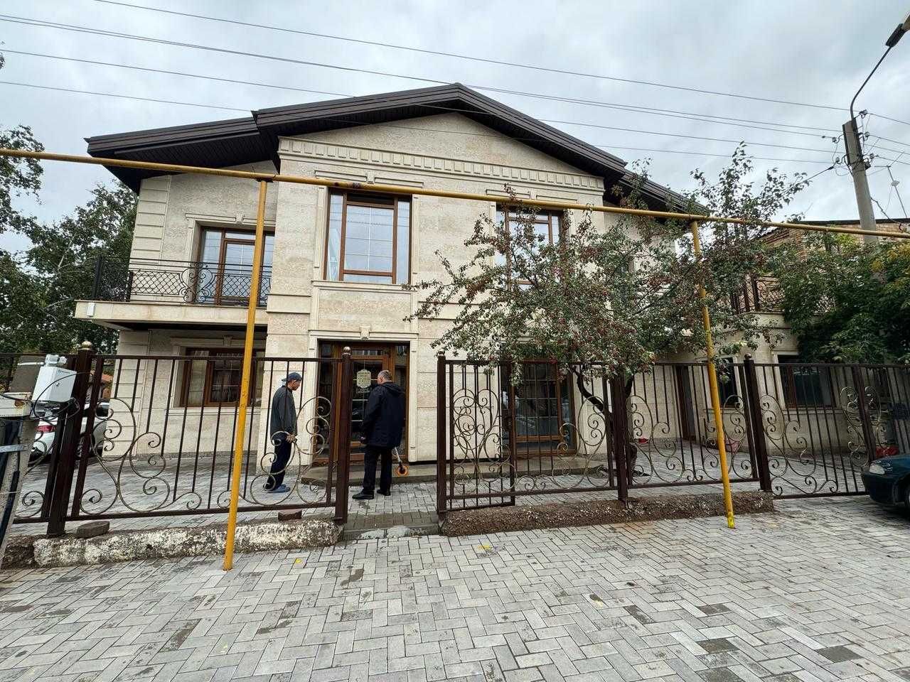 Облицовка фасадов дома из травертина,  гранита, аглая, лаймстона