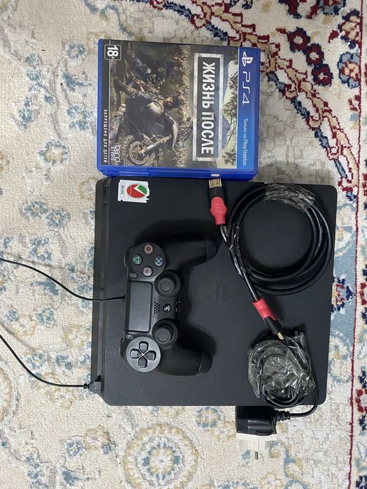 Продам PS4 с  пятью играми
