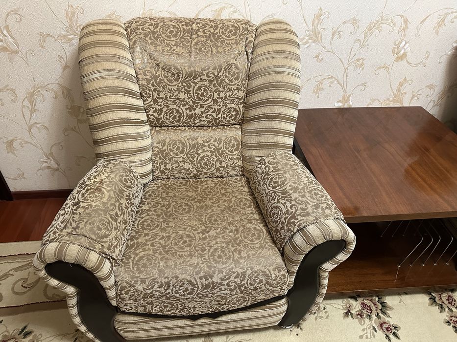 Продаётся диван кресло журнальный столик б/у