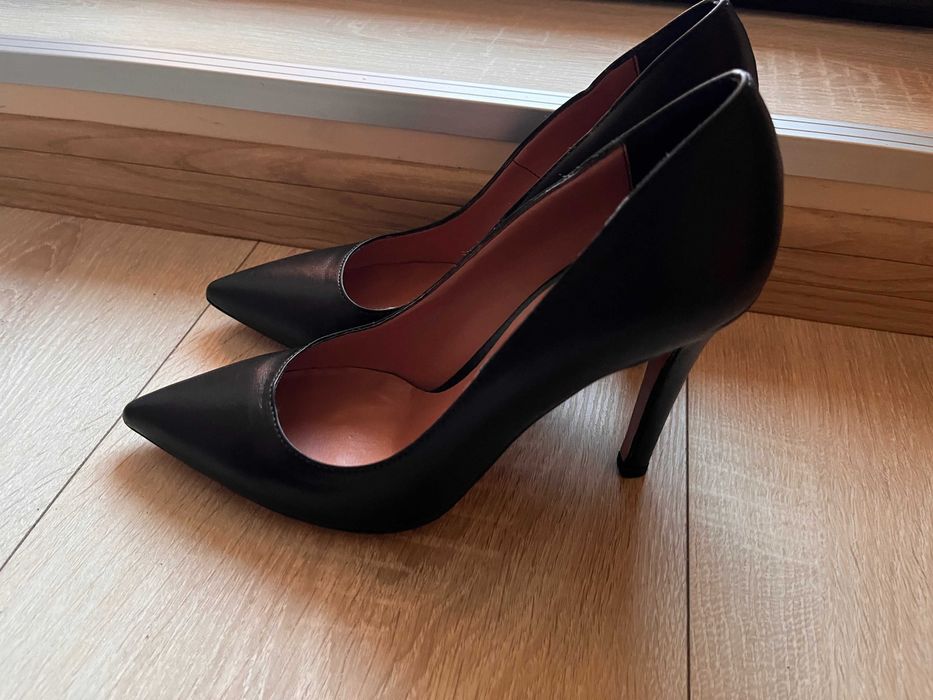 Zee Lane Kожени обувки в черно с остър връх 39