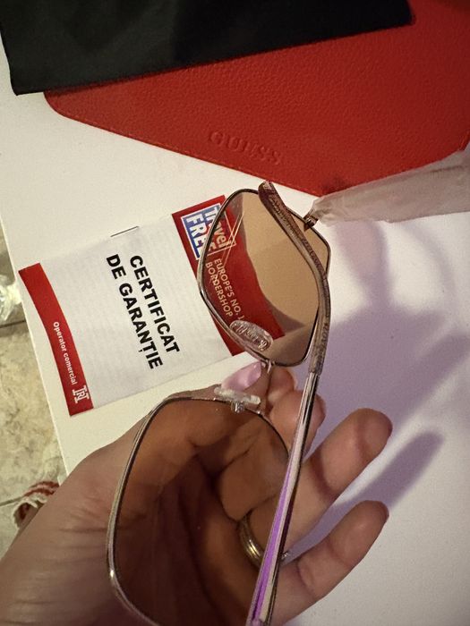 Ochelari de soare Guess.