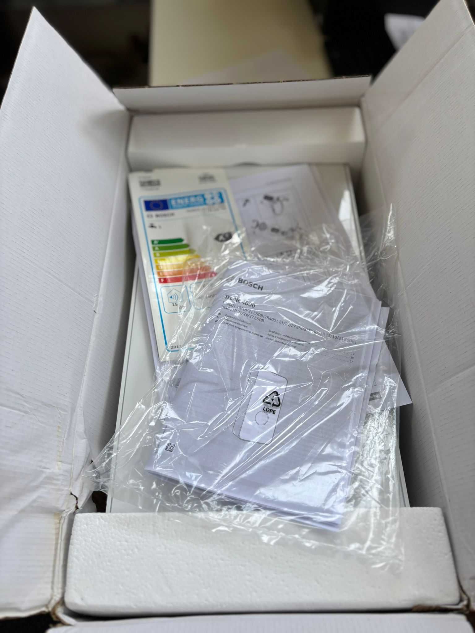 Boiler instant Bosch Tronic 4001R, 15/18/21 kW, 400V, alb, sticla