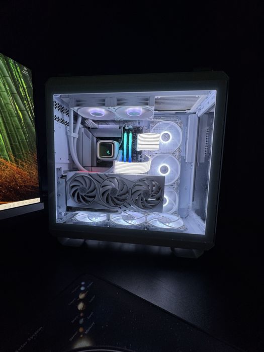 Геймърски сетъп, с 2 монитора, мишка и клавиатура