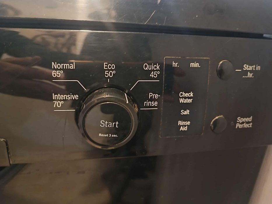 Свободно стояща съдомиялна машина BOSCH.