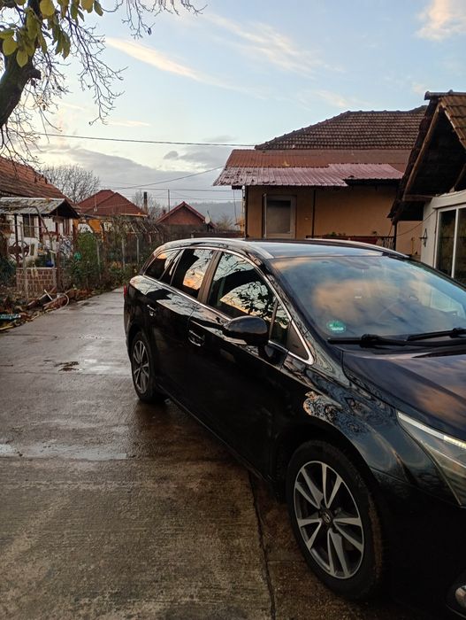 Toyota Avensis noiembrie 2013