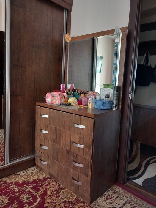 Спальный гарнитур.кровать ,две тумбы и трюио.