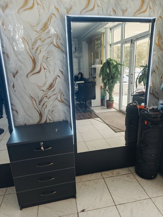 Гузаллик салони учун ойна, тумба, кресла, ва диван кресла сотилди