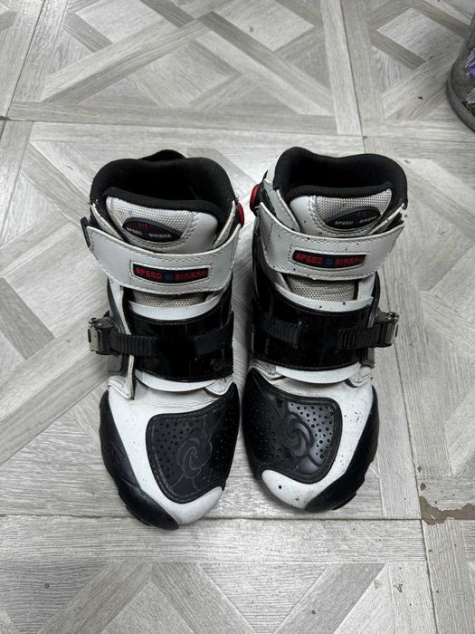 мотоботы, наколенники