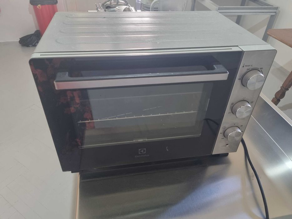 Cuptor Electrolux  dimensiune mica ideal studenti.