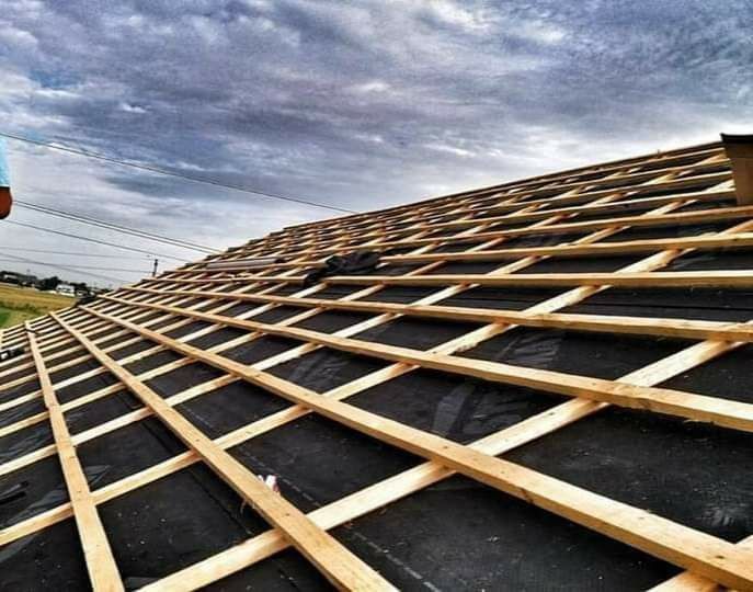 Executam acoperisuri si reparati de urgenta