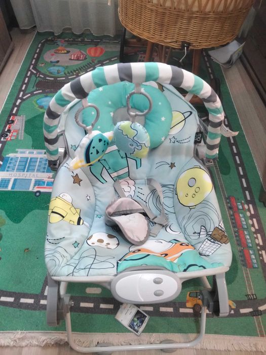 Balansoar pentru bebeluși cu sunete și vibrații