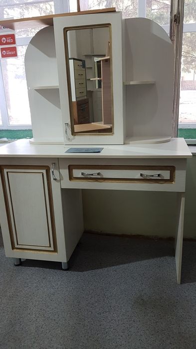 Продам туалетный стол с навесным зеркальным шкафом