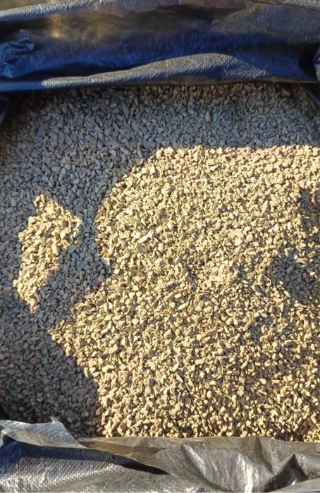 Барит, микрокальцит,  кальцит, сланец (сланцевая крошка