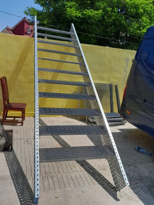 Scara metalica zincata din grătar exterior