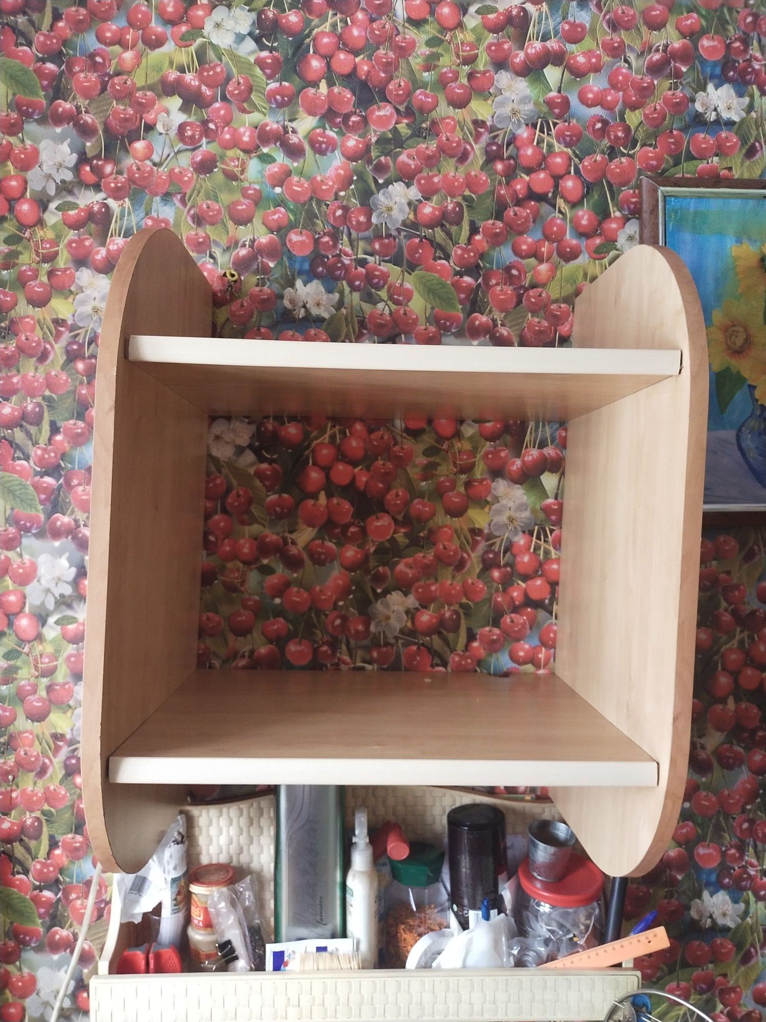 Продам стол полированный раздвижной ,полка для микроволновки,тумбочка
