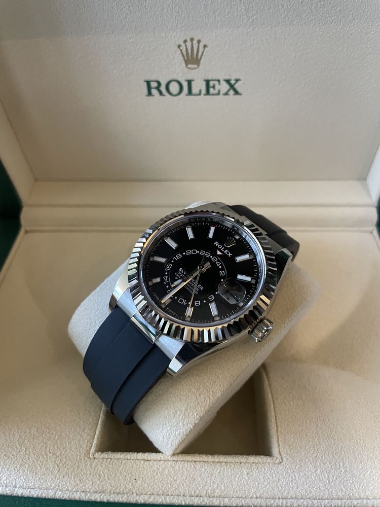 Часовник Rolex Sky-Dweller 18k White Gold Black Dial Oysterflex