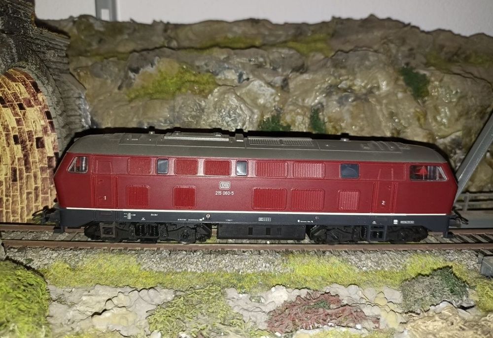 Locomotiva roco BR 215
Lumini frontale
Mufă pentru decodor digital
Tra