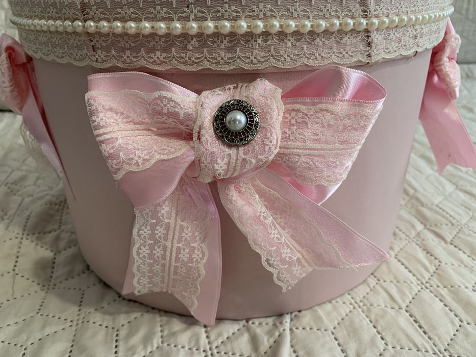 Сватбена кутия с пандели, перли и брошки и подарък Mr/Mrs табелки