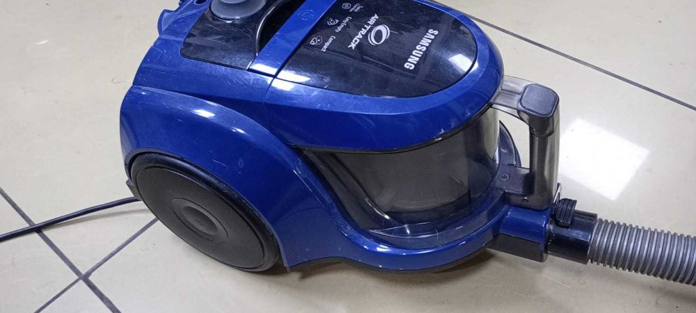 Надёжный пылесос SAMSUNG с контейнером без мешка. Практически новый.