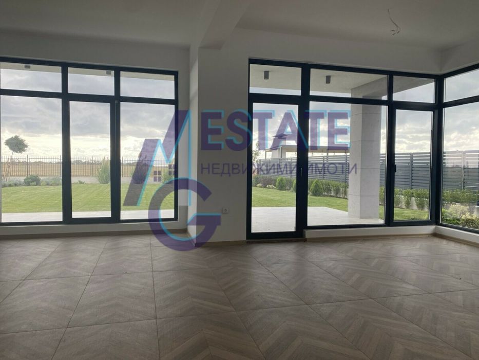 Модерна двуетажна къща в гр. Поморие. РЗП - 196 кв.м. Двор 650 кв.м.